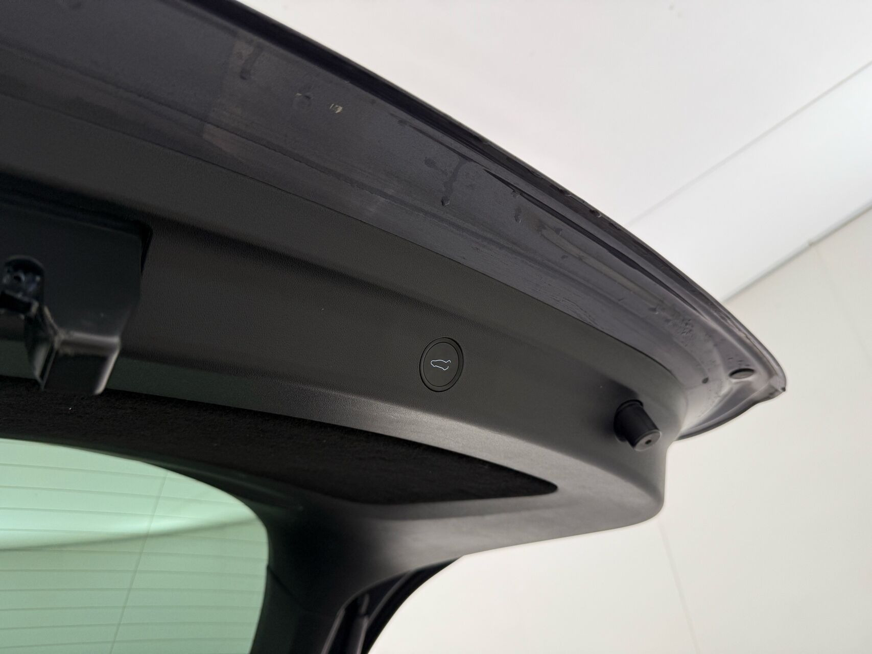 Grå Tesla Model Y fra 2023