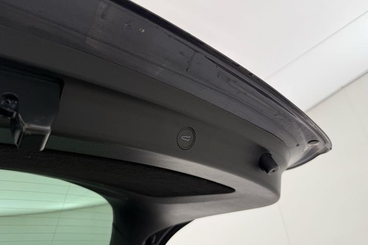 Grå Tesla Model Y fra 2023
