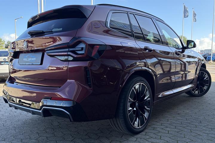 Rød BMW iX3 fra 2022