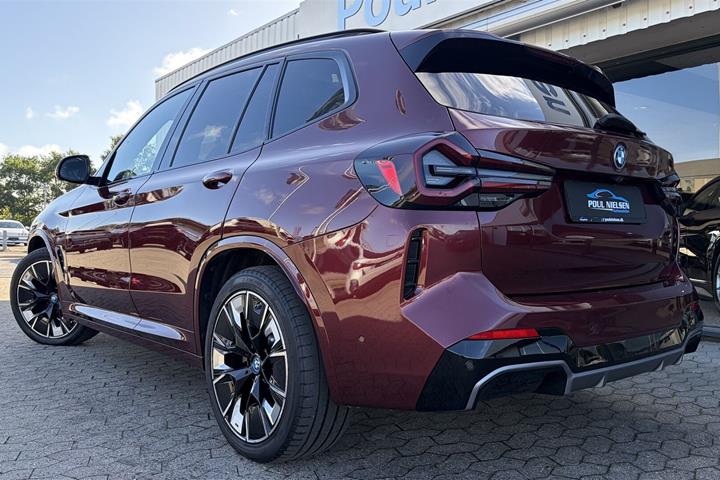 Rød BMW iX3 fra 2022