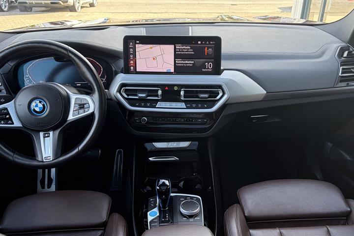 Rød BMW iX3 fra 2022
