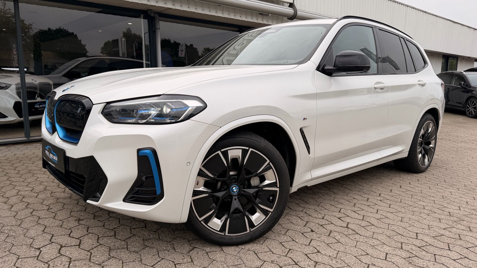 Hvid BMW iX3 fra 2023