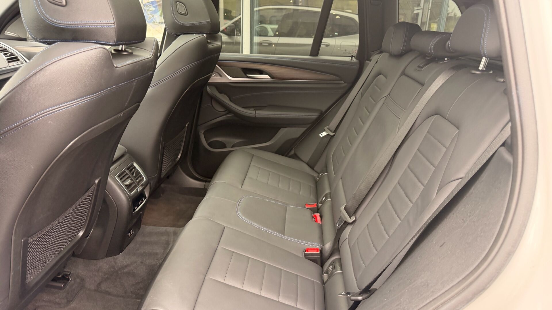 Hvid BMW iX3 fra 2023