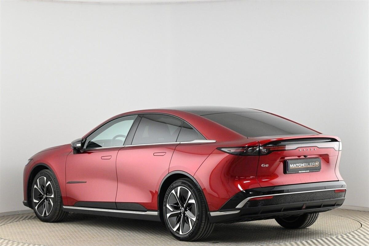 Rød Mazda 6e fra 2026