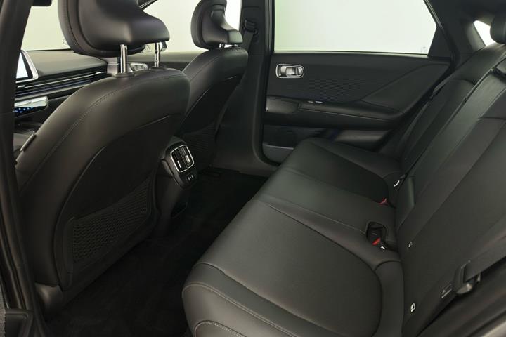 Grå Hyundai Ioniq 6 fra 2023