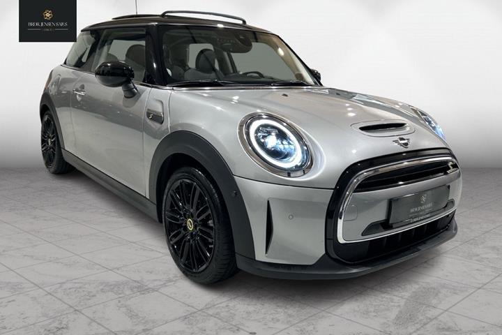 Sølv Mini Cooper fra 2023 set udefra