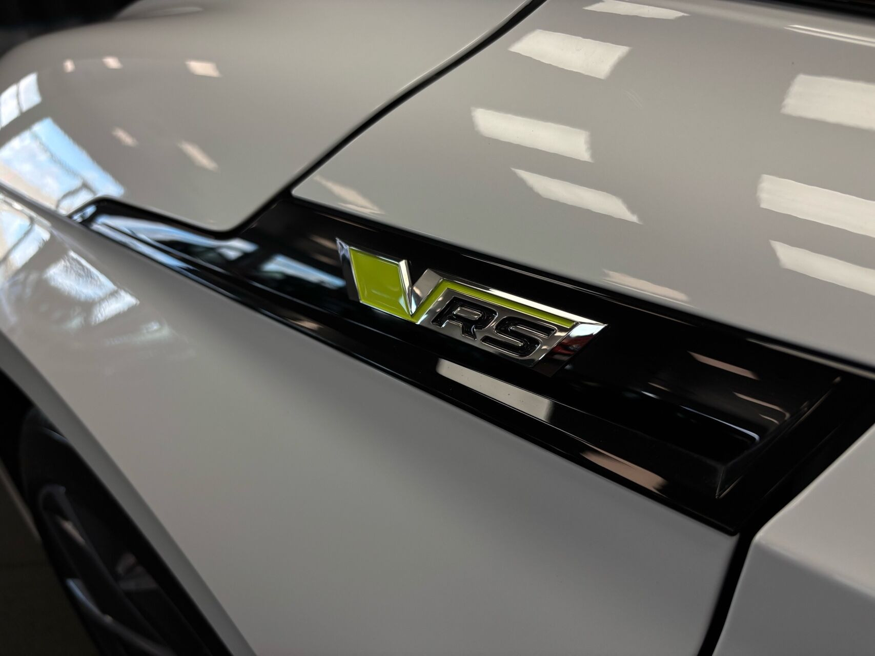 Hvid Skoda Enyaq fra 2022
