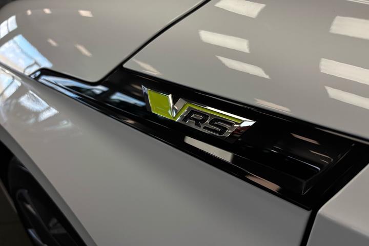 Hvid Skoda Enyaq fra 2022