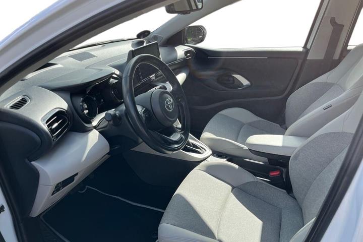 Hvid Toyota Yaris fra 2022