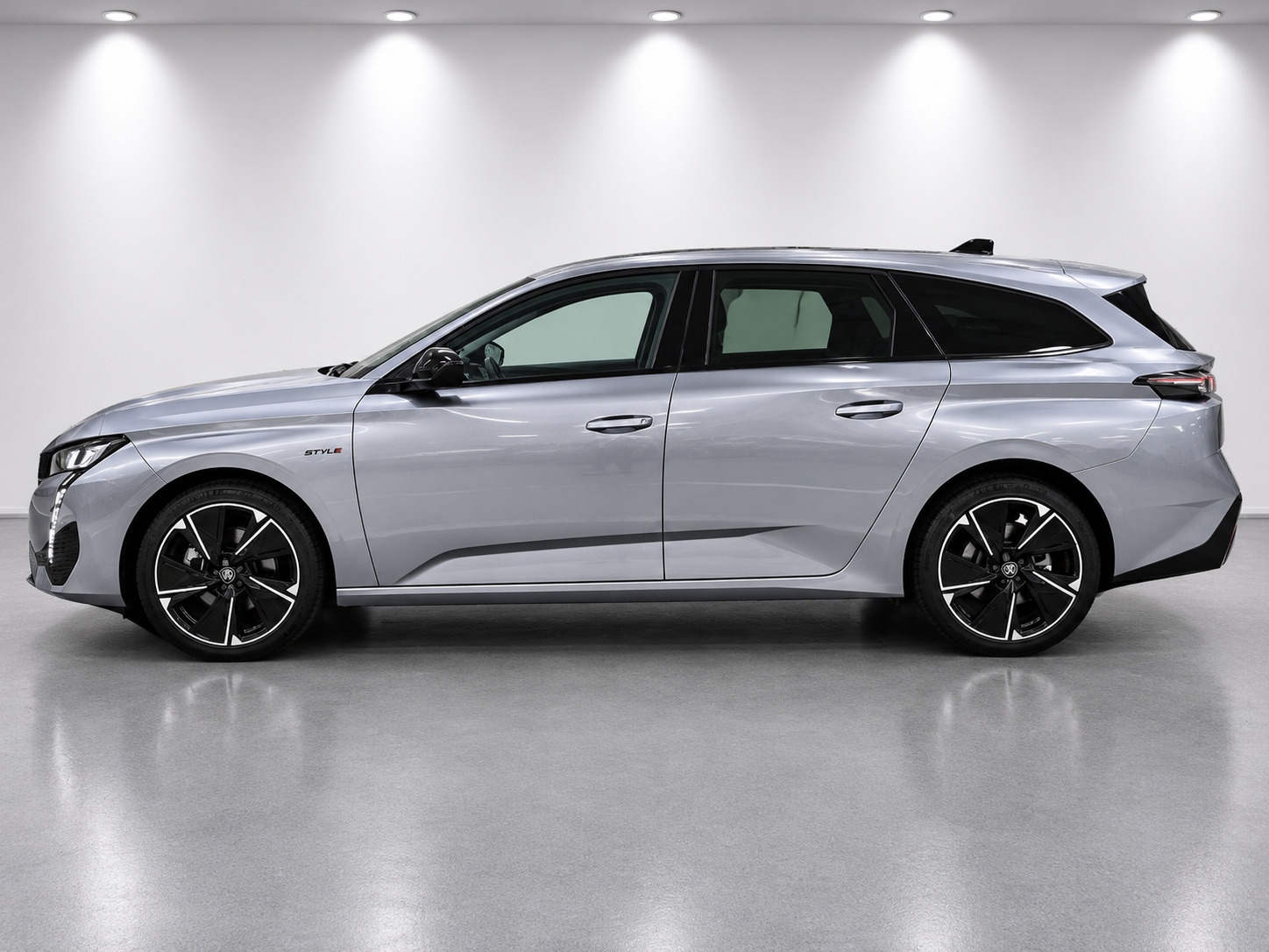 Grå Peugeot E-308 fra 2025