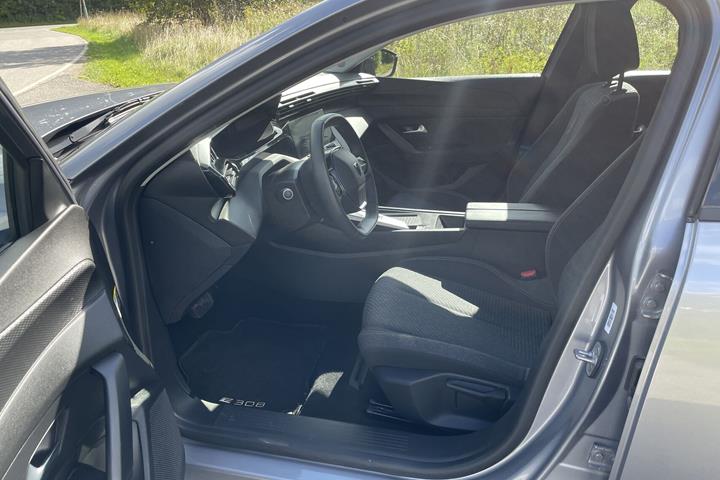Grå Peugeot E-308 fra 2025