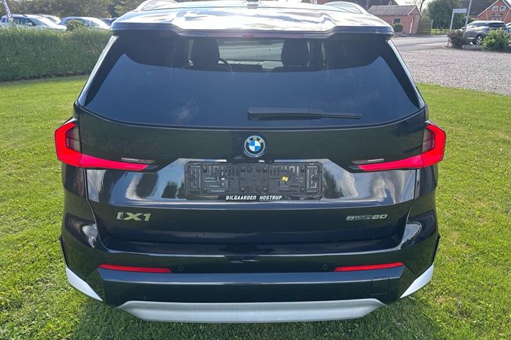 Sort BMW iX1 fra 2025