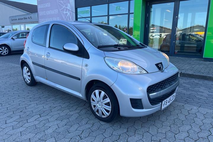 Sølv Peugeot 107 fra 2011