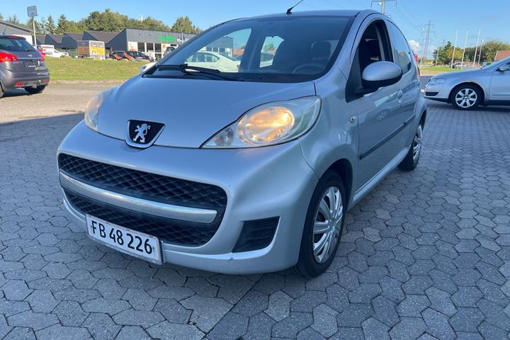 Sølv Peugeot 107 fra 2011