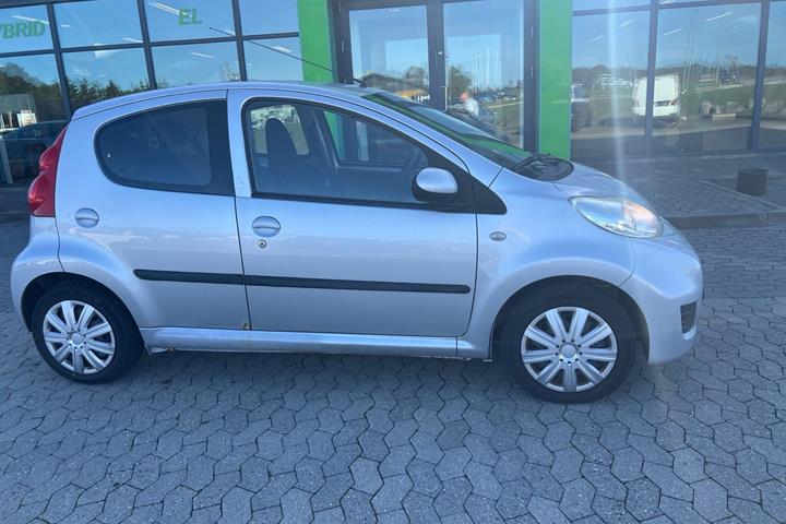 Sølv Peugeot 107 fra 2011