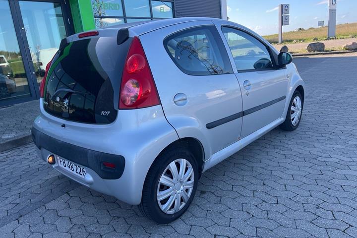 Sølv Peugeot 107 fra 2011