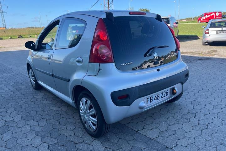 Sølv Peugeot 107 fra 2011