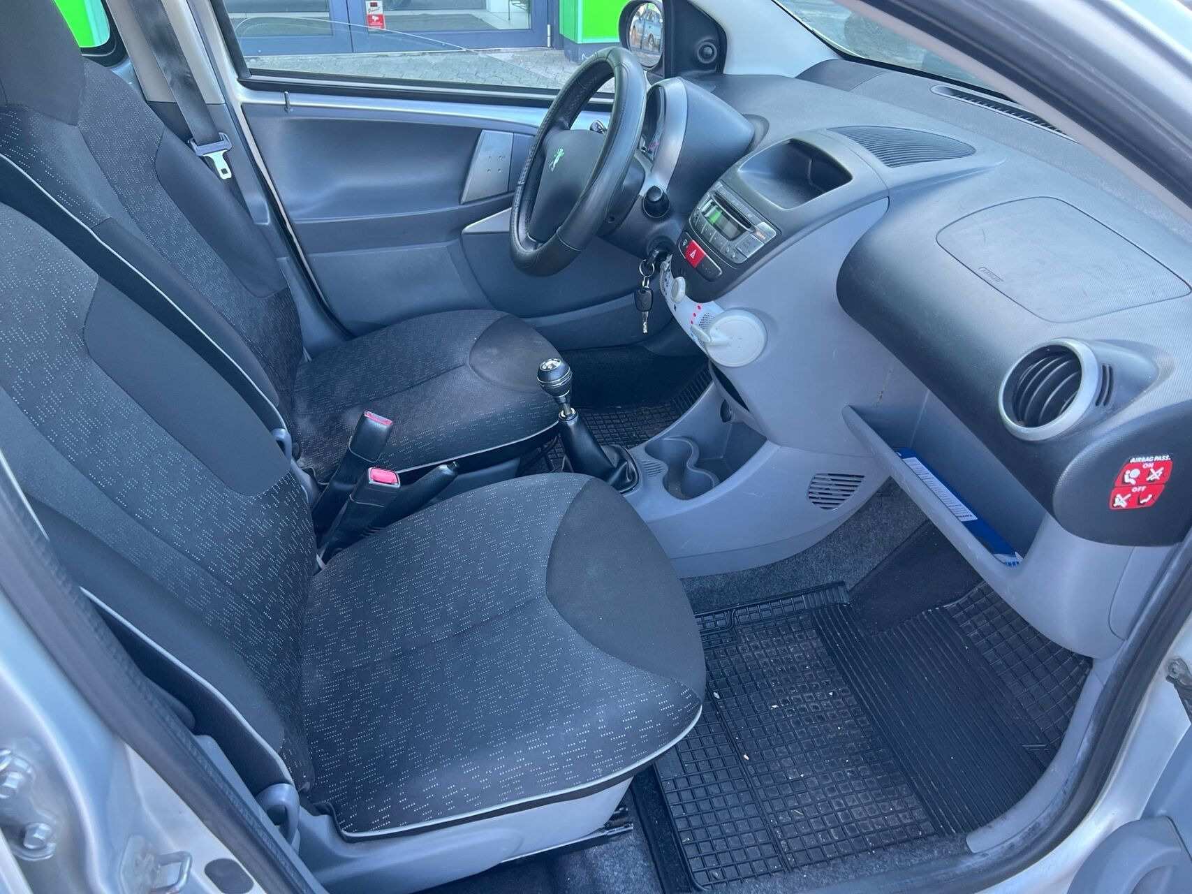 Sølv Peugeot 107 fra 2011