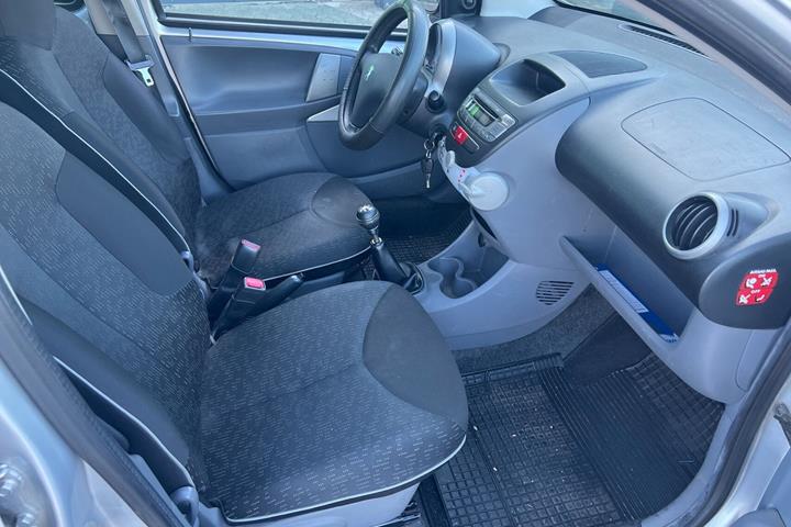 Sølv Peugeot 107 fra 2011