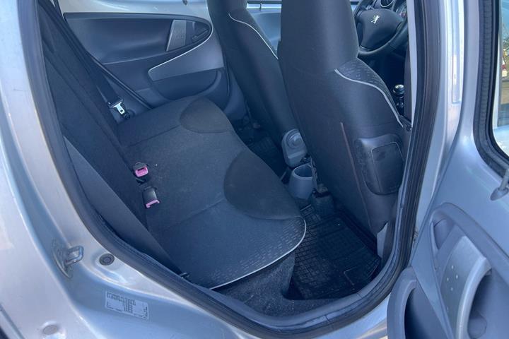 Sølv Peugeot 107 fra 2011
