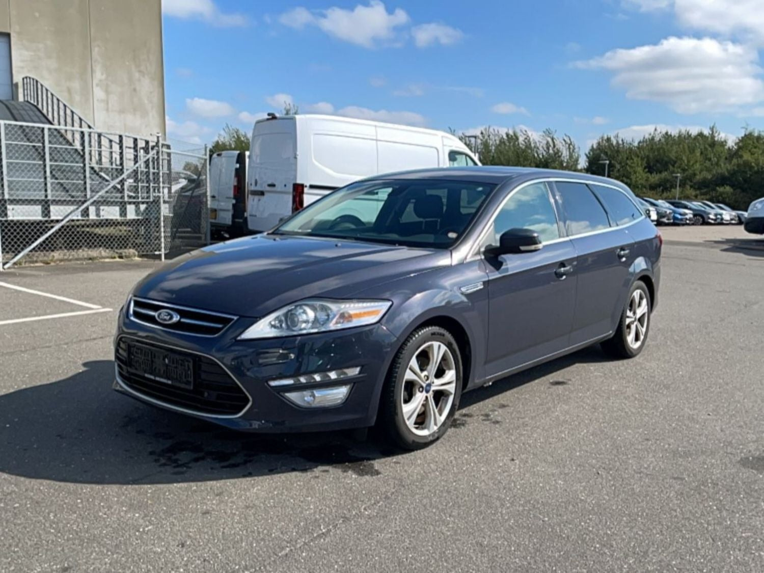 Grå Ford Mondeo fra 2013