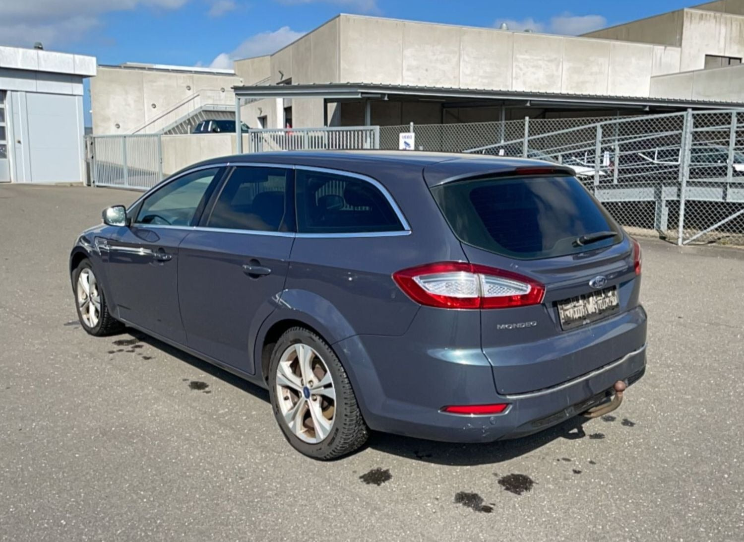 Grå Ford Mondeo fra 2013