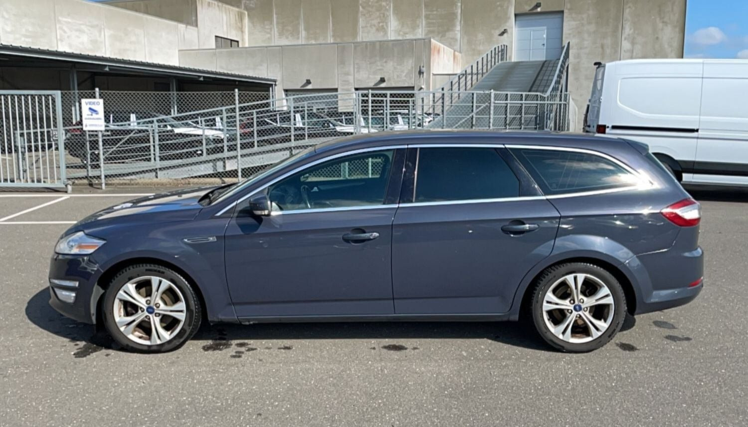 Grå Ford Mondeo fra 2013