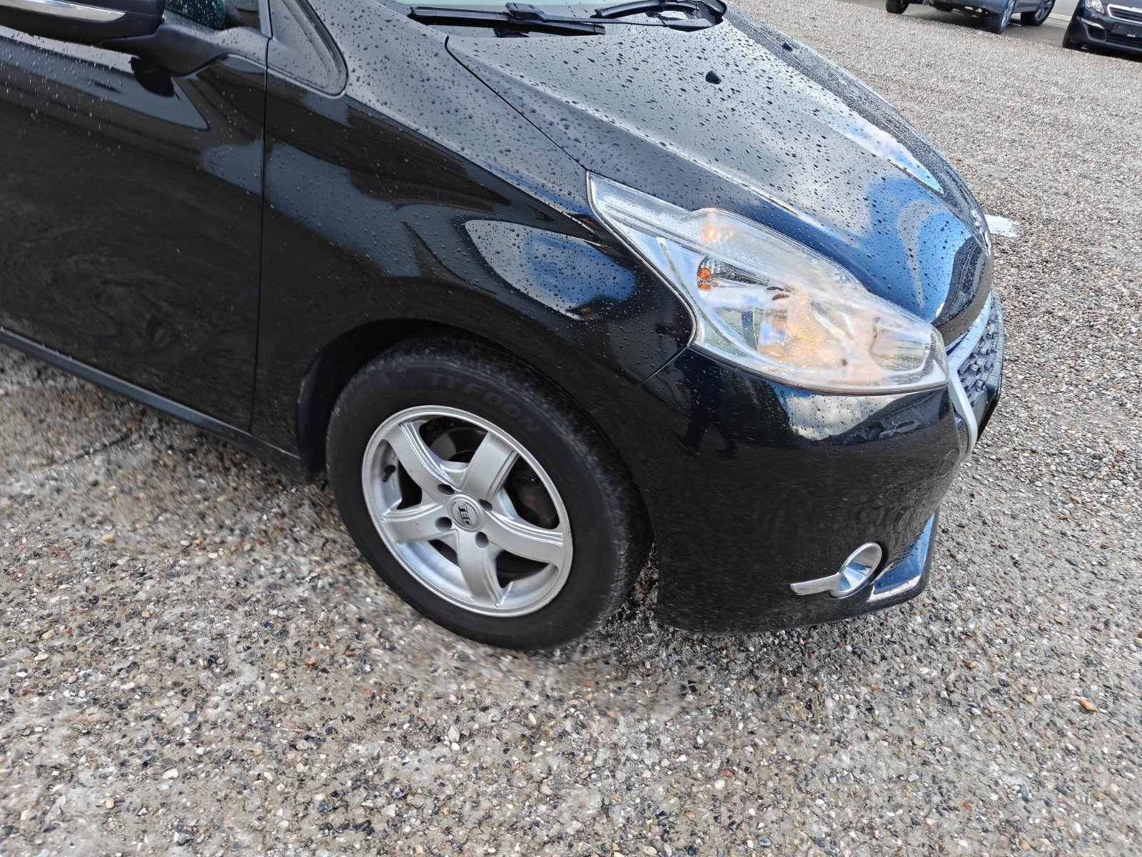 Gul Peugeot 208 fra 2014
