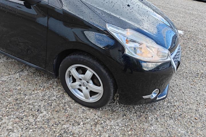 Gul Peugeot 208 fra 2014