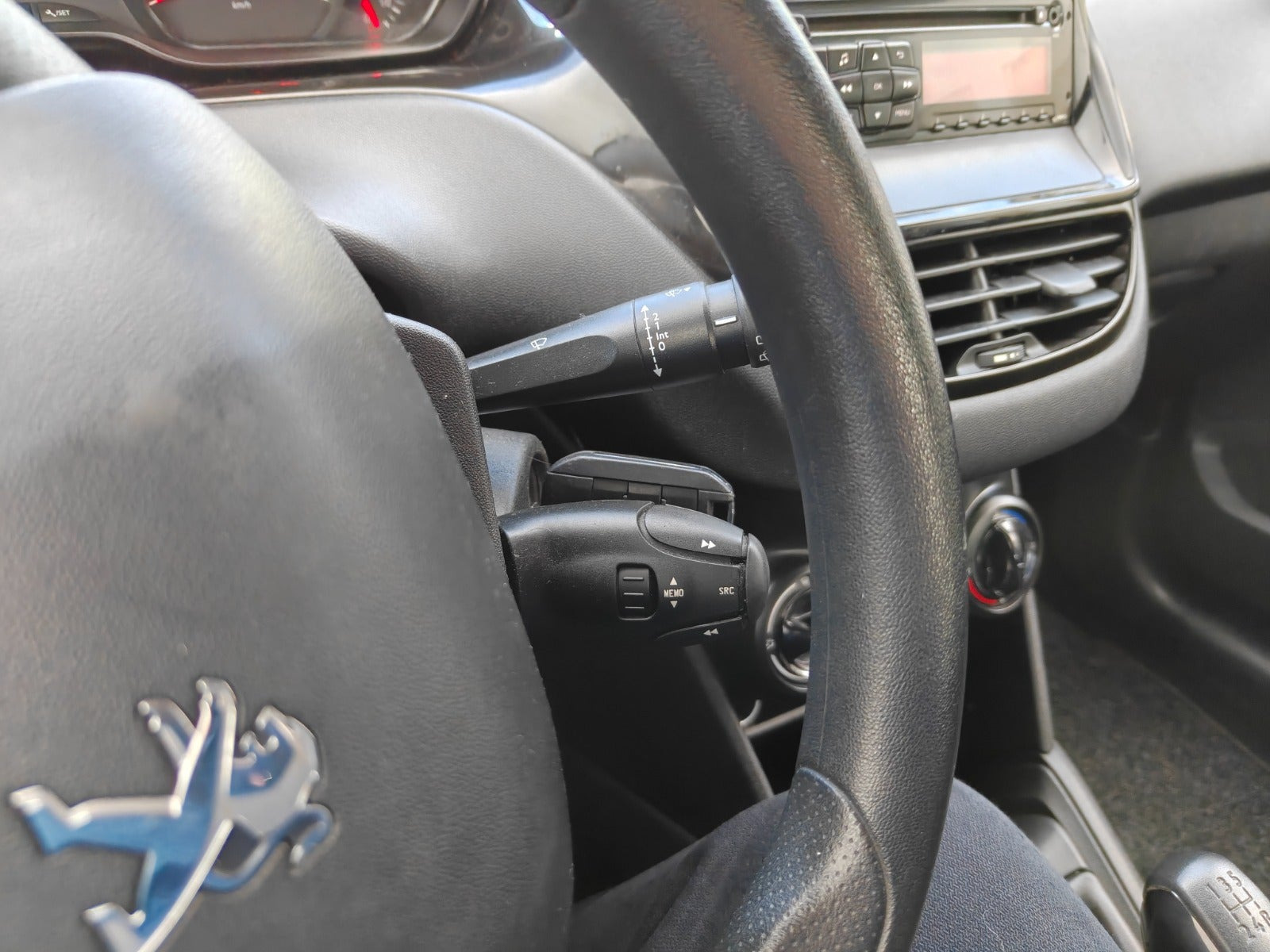 Gul Peugeot 208 fra 2014