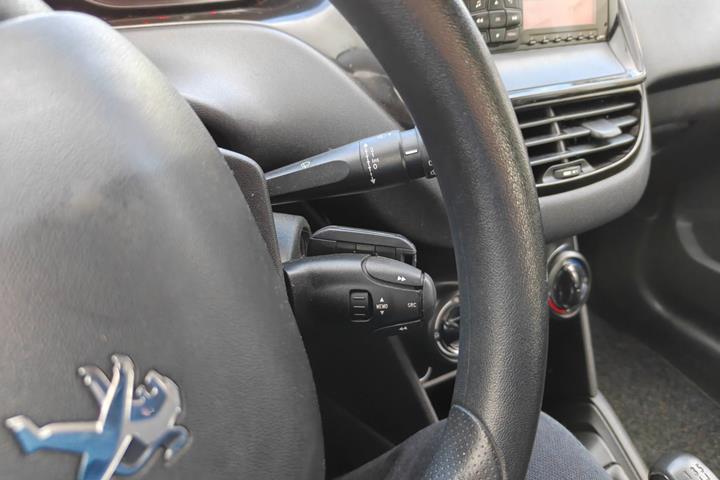 Gul Peugeot 208 fra 2014