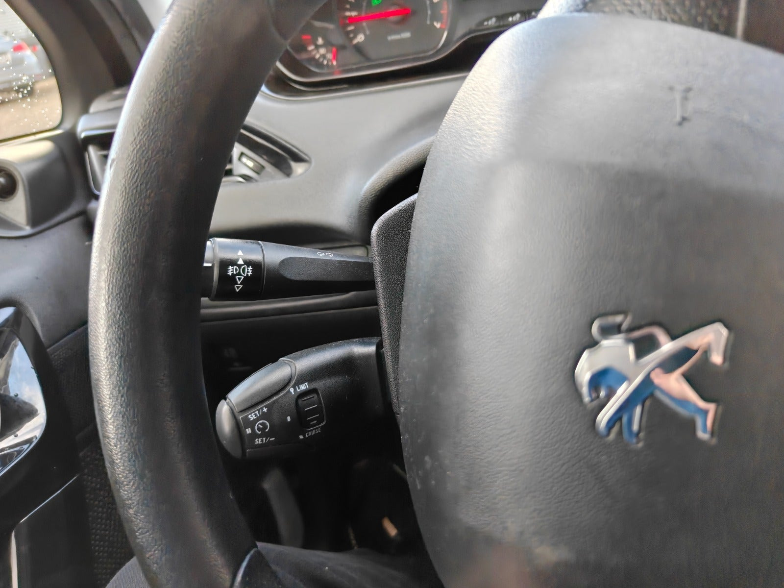 Gul Peugeot 208 fra 2014