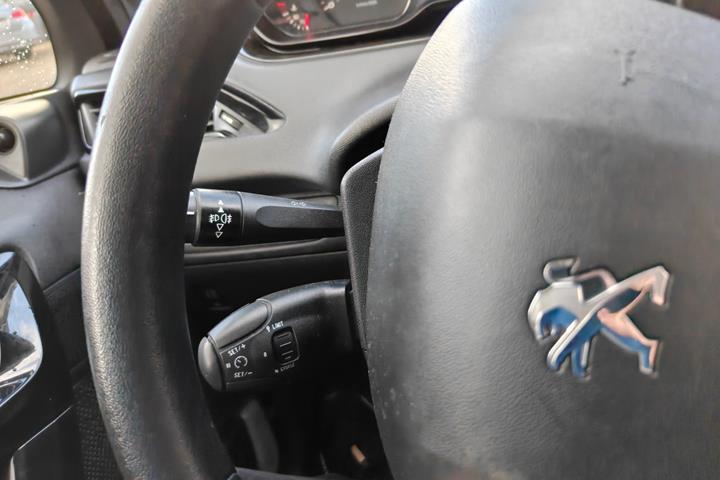 Gul Peugeot 208 fra 2014