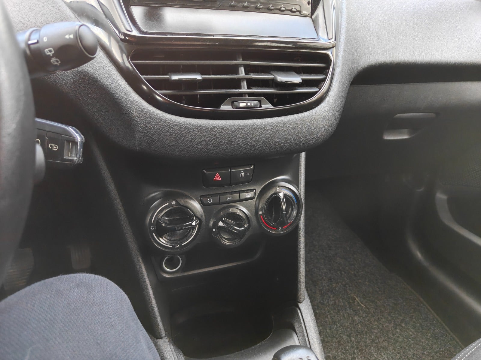 Gul Peugeot 208 fra 2014