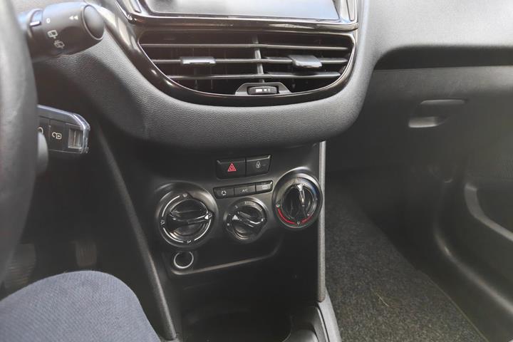 Gul Peugeot 208 fra 2014