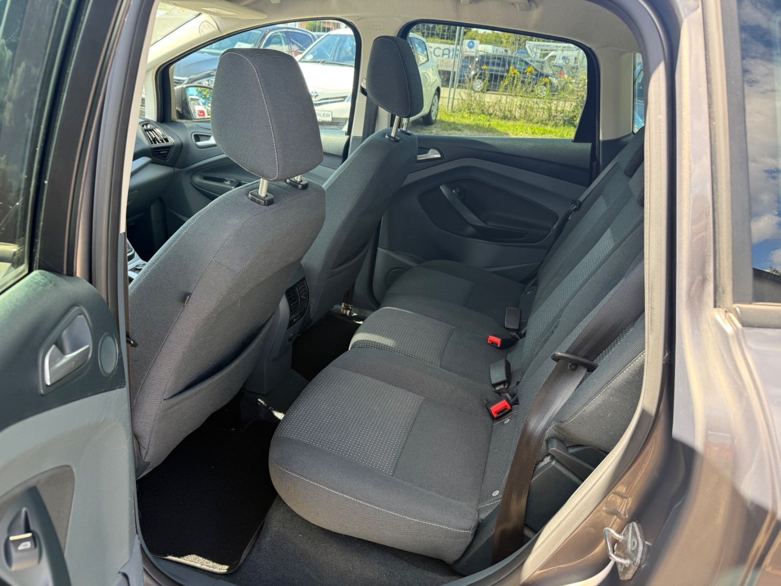 Beige Ford C-MAX fra 2013
