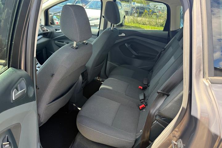 Beige Ford C-MAX fra 2013