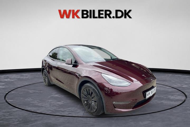 Rød Tesla Model Y fra 2024