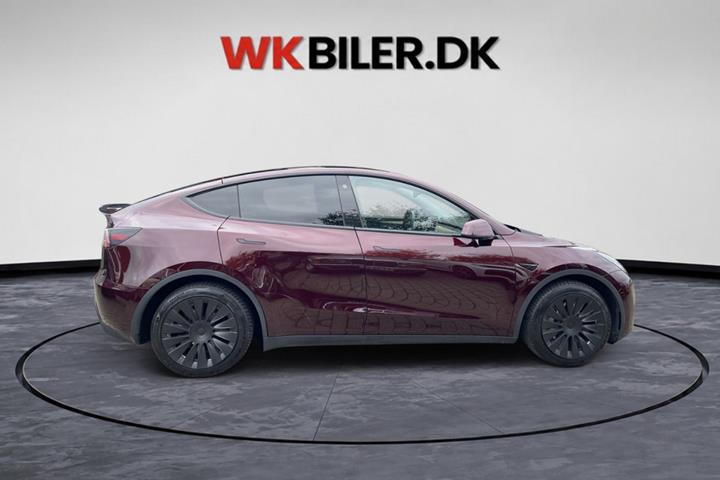 Rød Tesla Model Y fra 2024