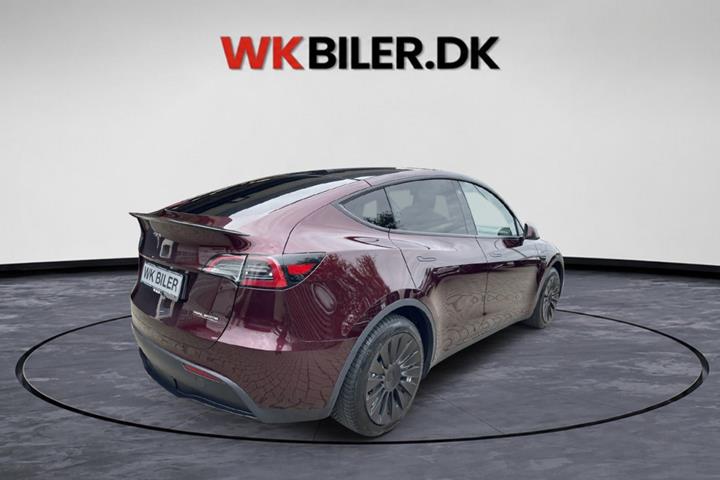 Rød Tesla Model Y fra 2024
