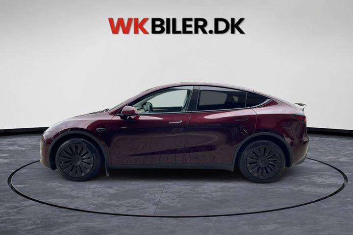 Rød Tesla Model Y fra 2024