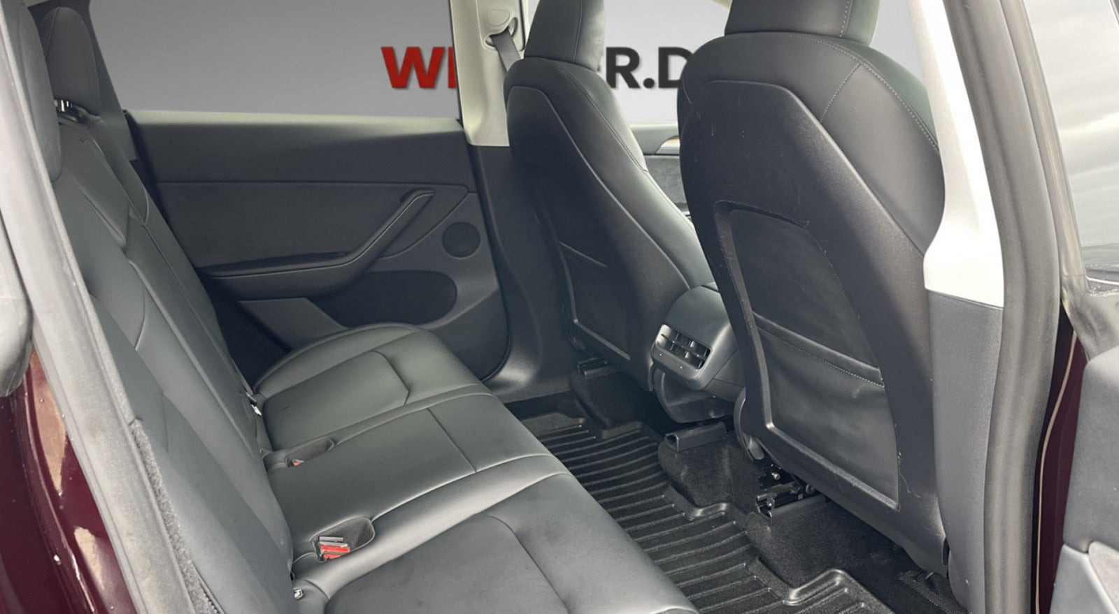Rød Tesla Model Y fra 2024