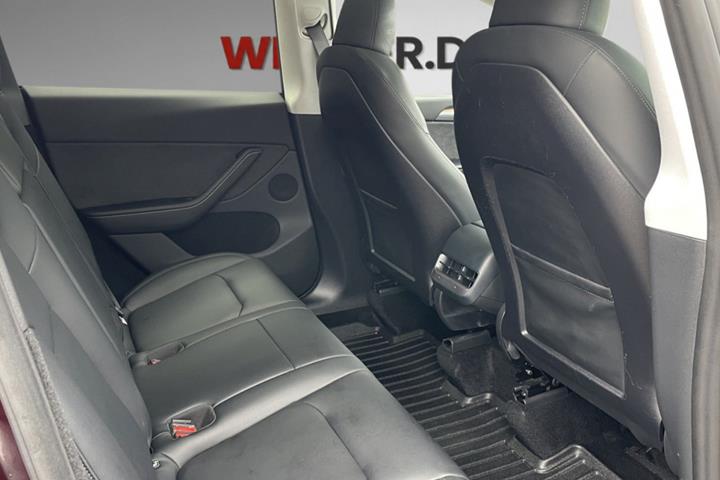 Rød Tesla Model Y fra 2024