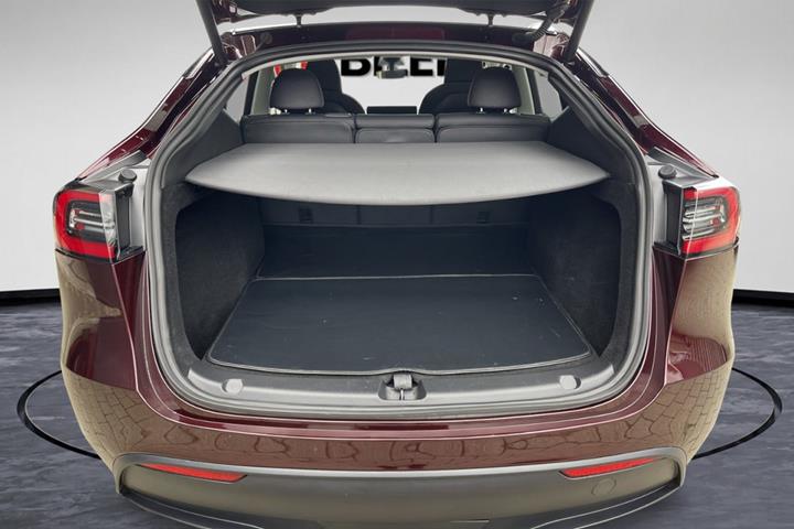 Rød Tesla Model Y fra 2024