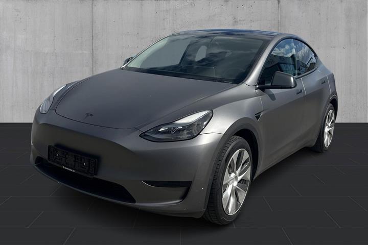 Grå Tesla Model Y fra 2023