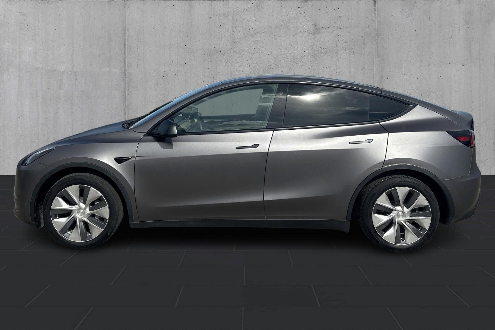 Grå Tesla Model Y fra 2023