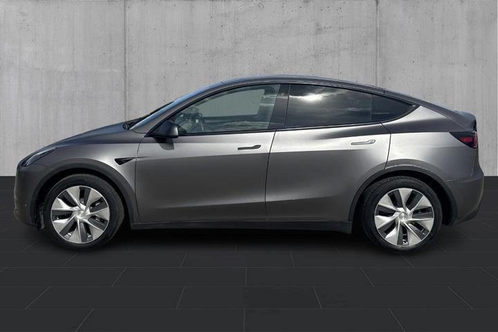 Grå Tesla Model Y fra 2023