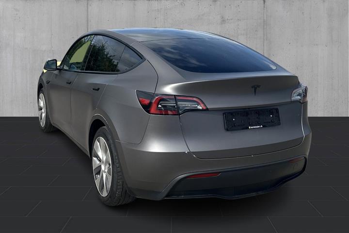 Grå Tesla Model Y fra 2023