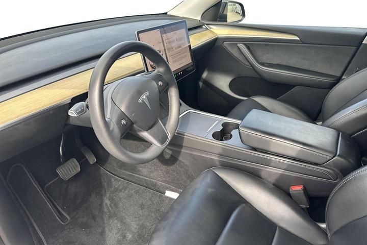 Grå Tesla Model Y fra 2023