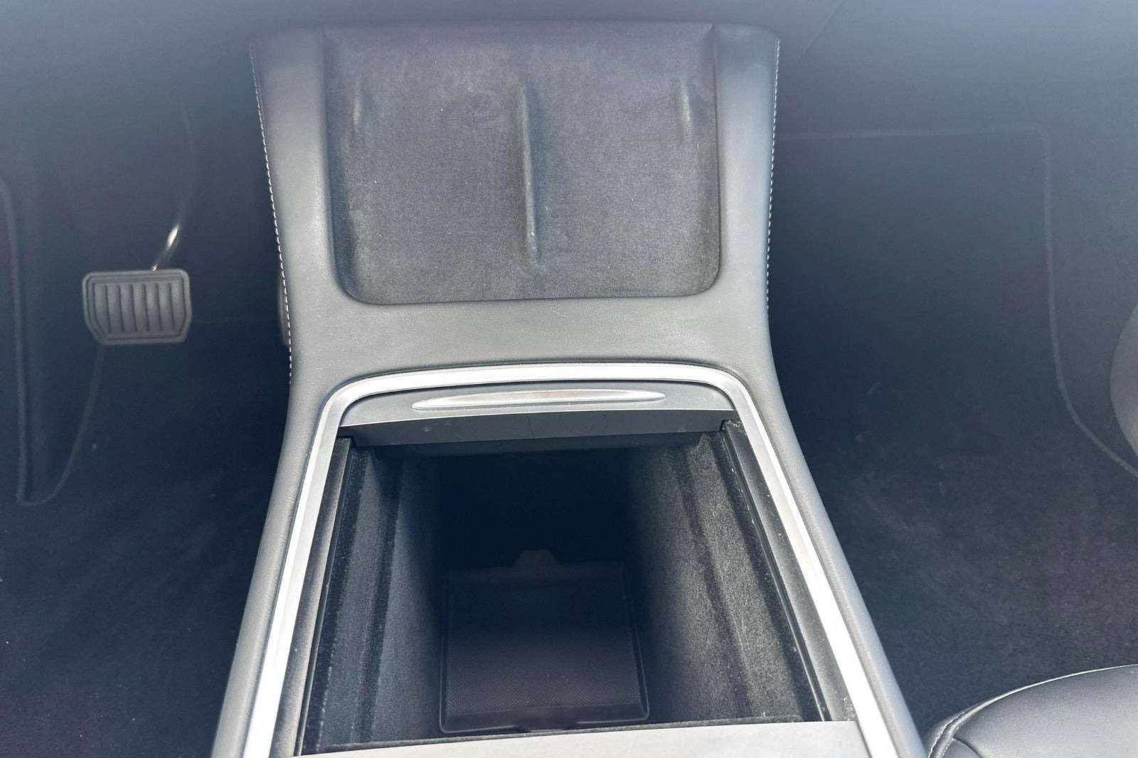 Grå Tesla Model Y fra 2023